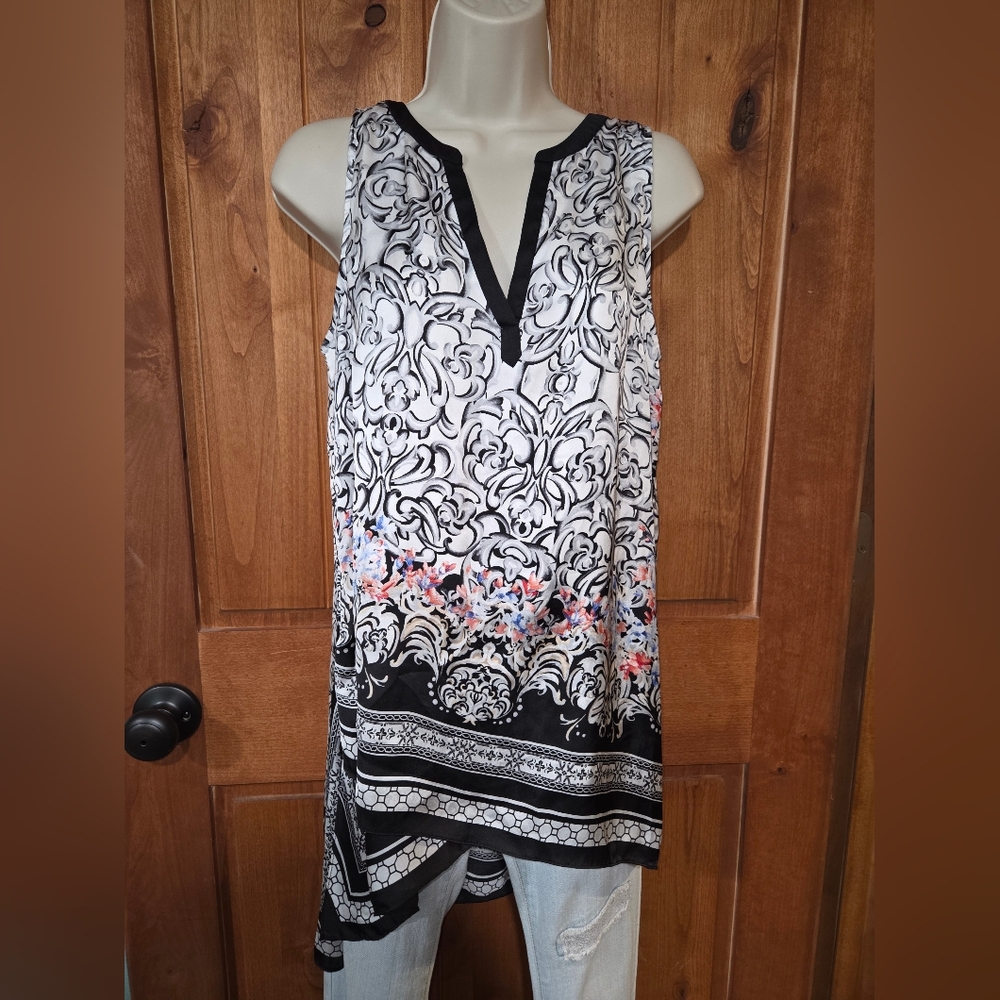 White‎ House Black Market Black and White Tunic